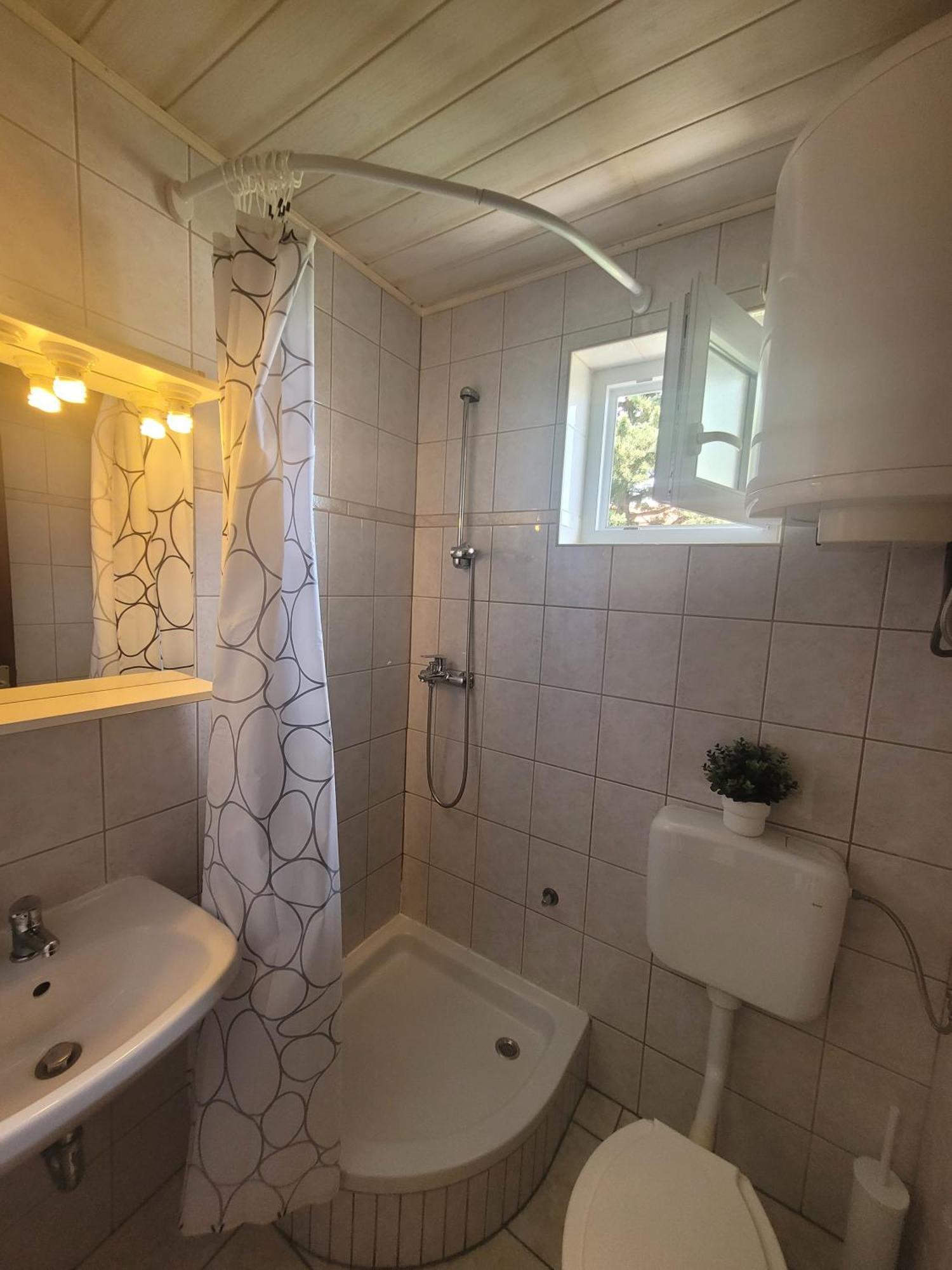 Apartments Blazevic Omišalj Buitenkant foto