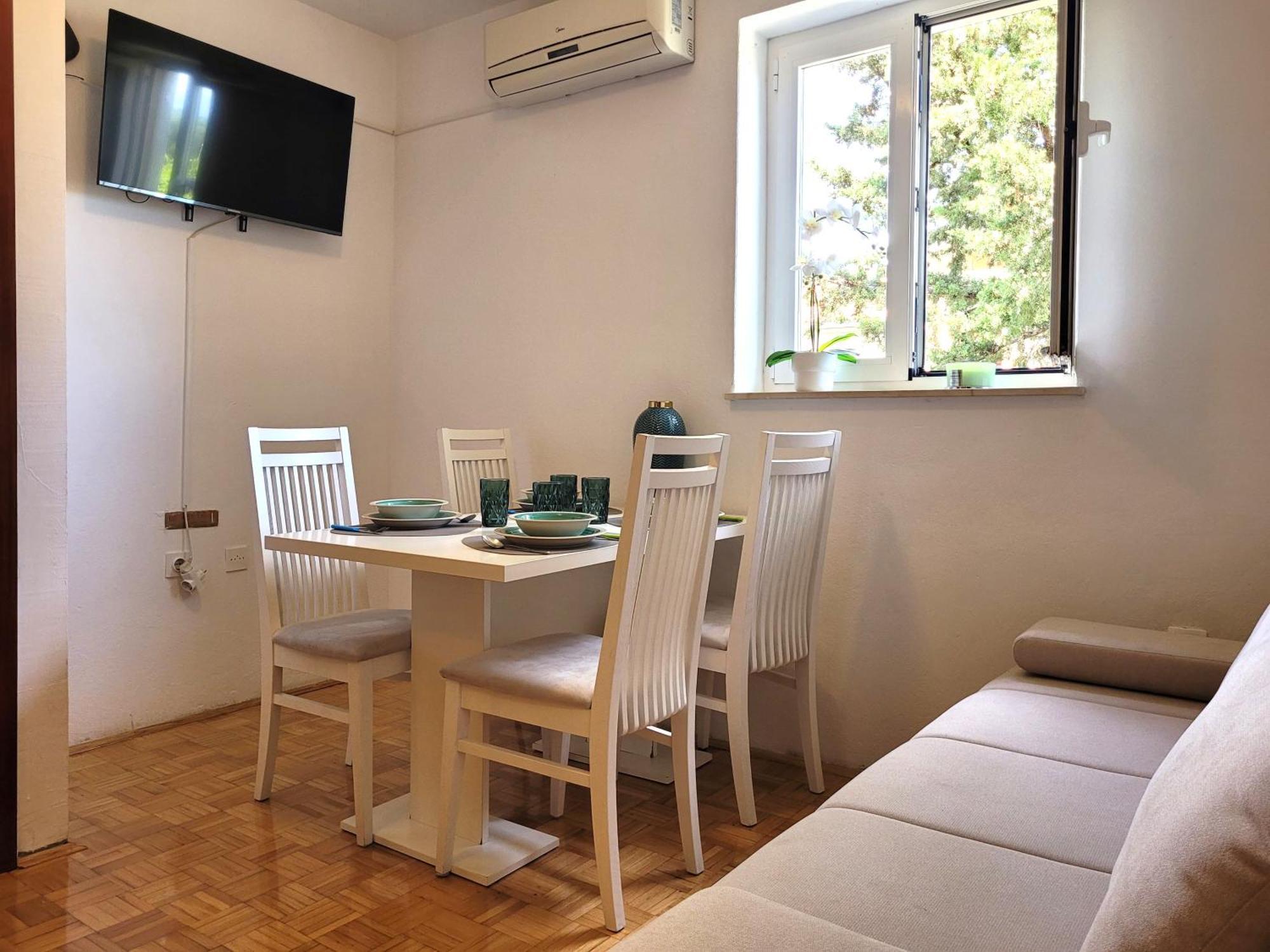 Apartments Blazevic Omišalj Buitenkant foto