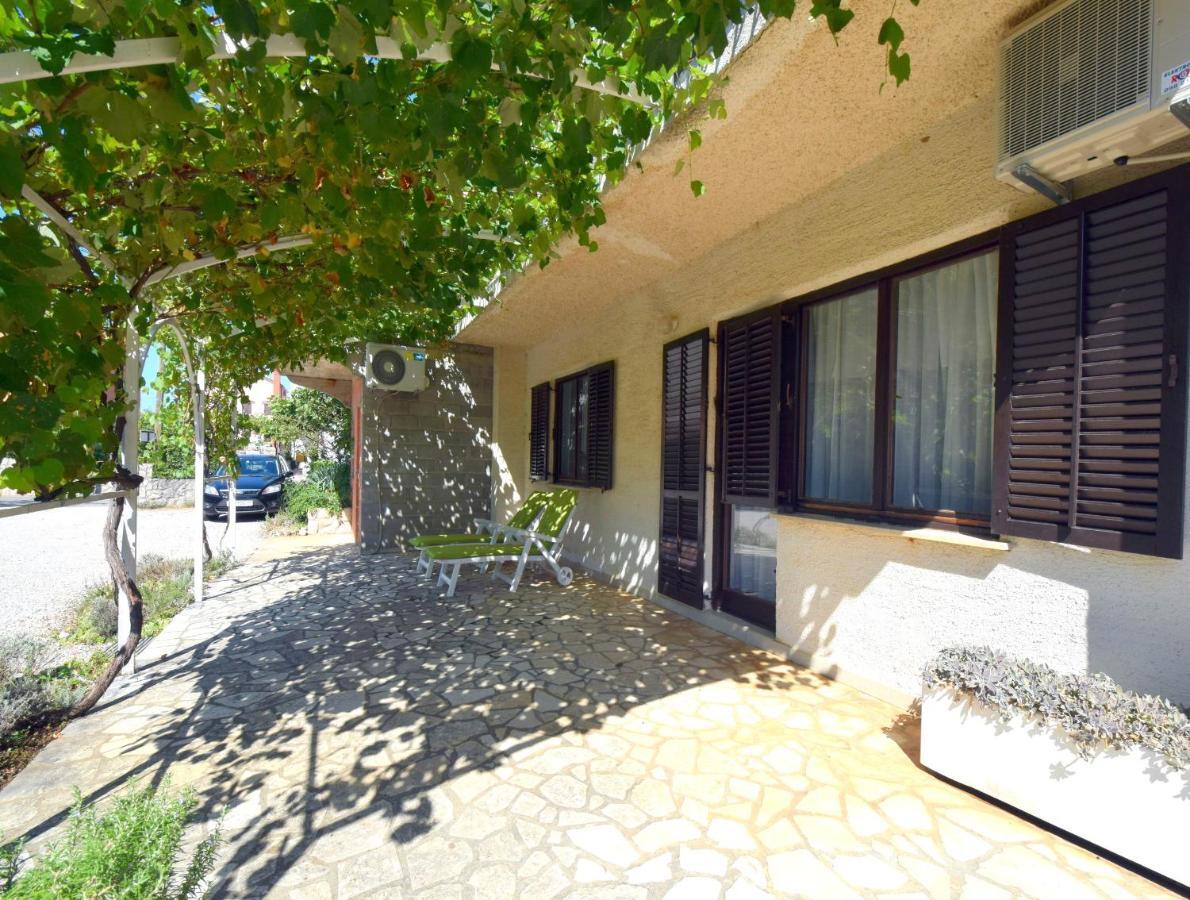 Apartments Blazevic Omišalj Buitenkant foto