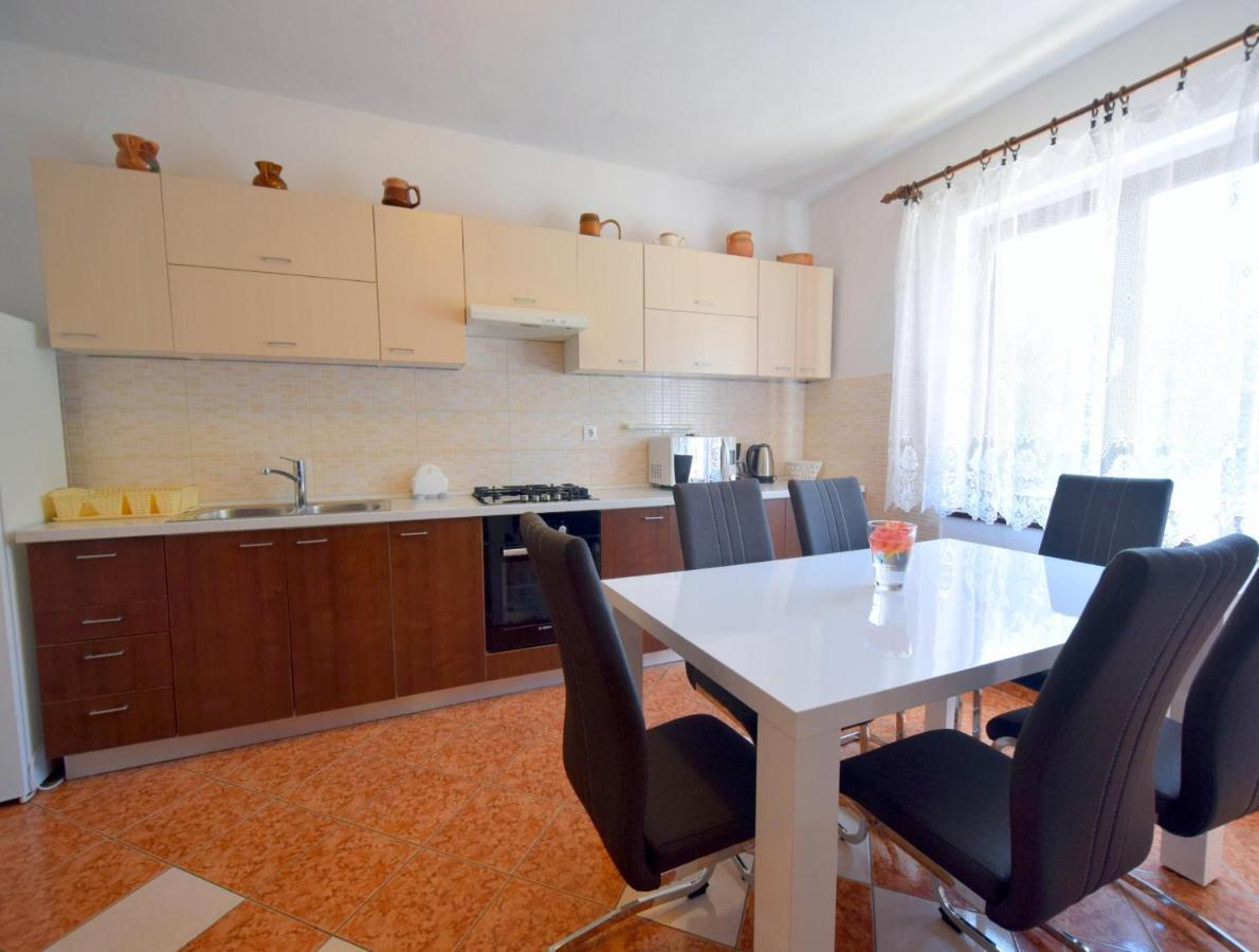 Apartments Blazevic Omišalj Buitenkant foto