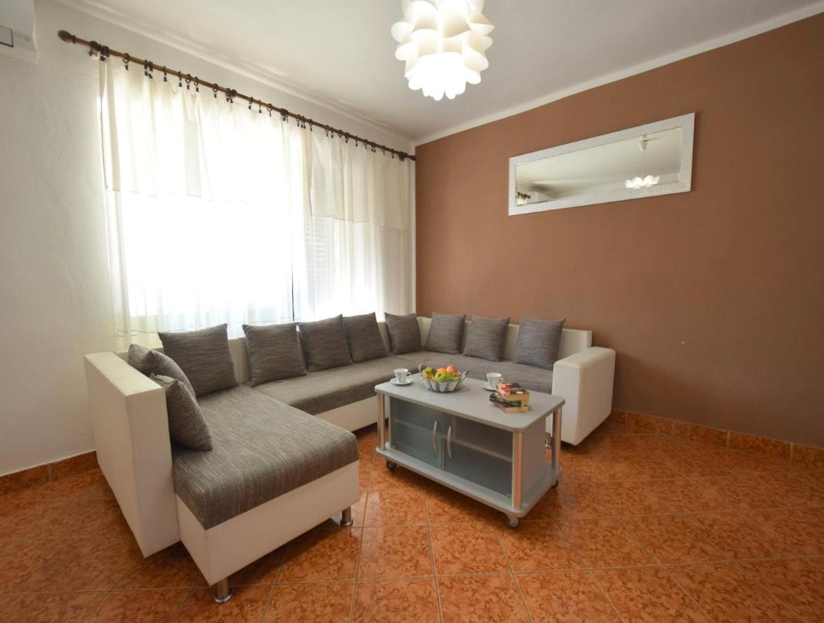 Apartments Blazevic Omišalj Buitenkant foto